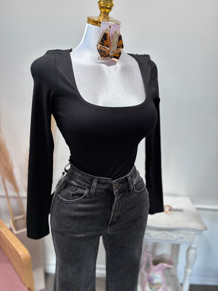 ESSENTIAL SQUARE NECK TOP
